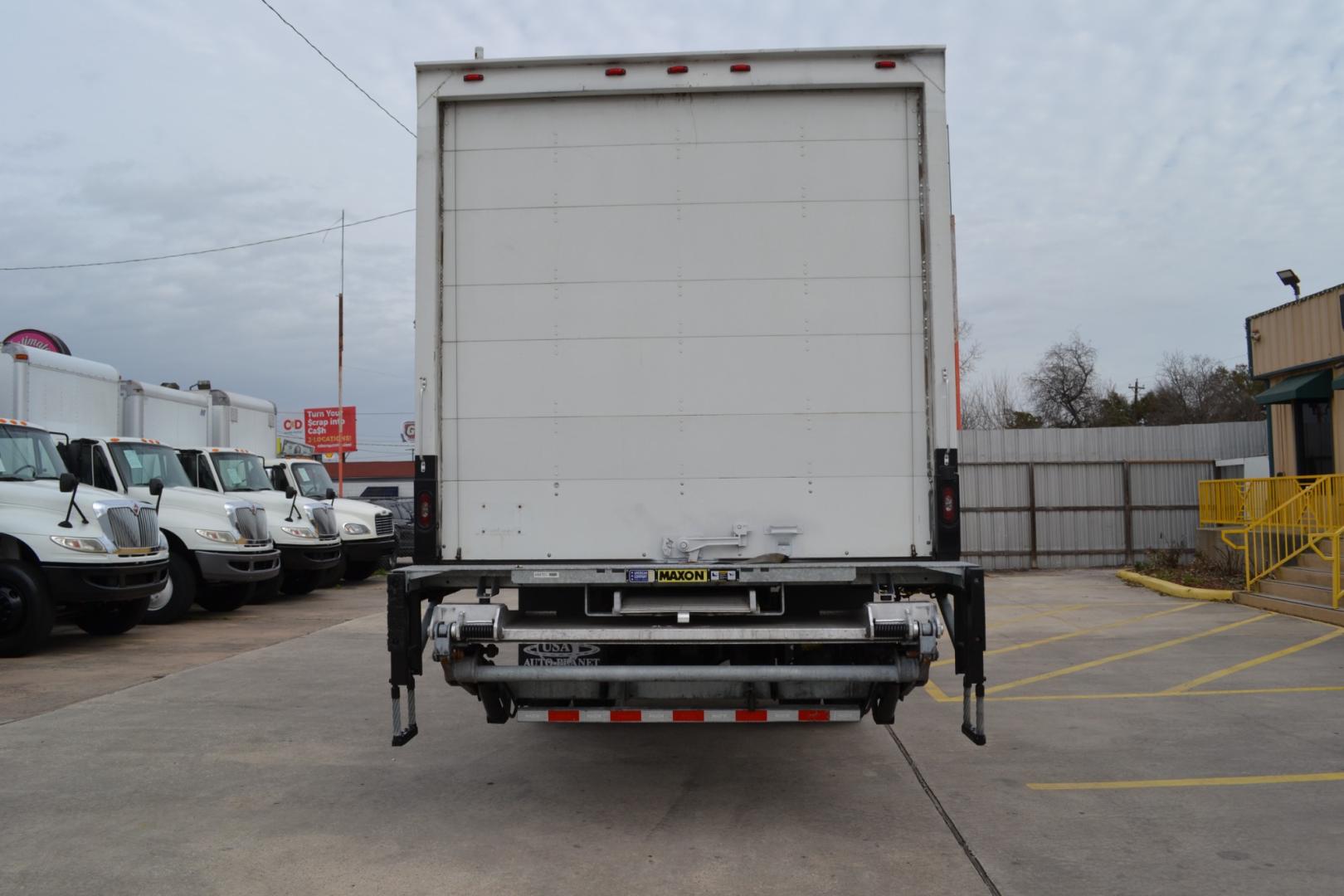 2018 WHITE /BLACK INTERNATIONAL 4300 with an CUMMINS ISB 6.7L 240HP engine, ALLISON 2500RDS AUTOMATIC transmission, located at 9172 North Fwy, Houston, TX, 77037, (713) 910-6868, 29.887470, -95.411903 - Photo#5